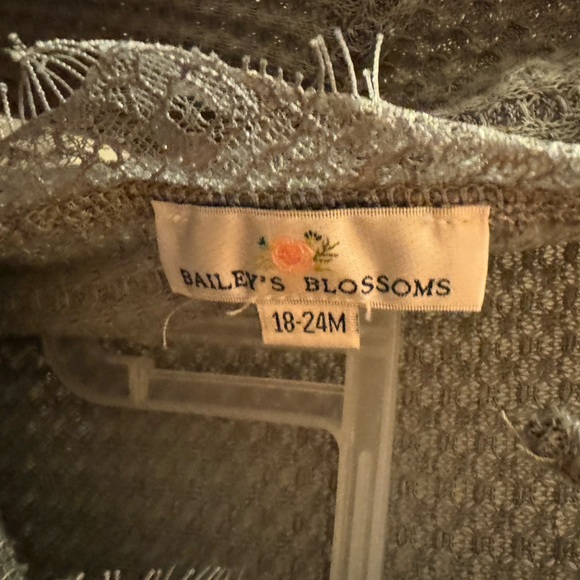 Gray thin long sleeved shirt with lace trim - Picture 3 of 3